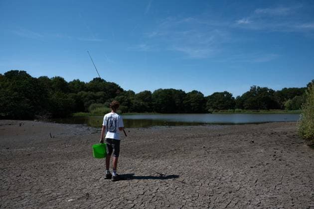 Prolonged heatwave and drought dry up historic Stew Pond at Epsom Common in Surrey EPSOM, UNITED KINGDOM - AUGUST 11: A veiw of the cracked, parched earth of Stew Pond exposed following an extended period of high temperatures and severe drought conditions at Epsom Common in Surrey, England, on August 11, 2026. The historic pond, a local nature reserve and habitat for diverse wildlife, has seen its water levels drop dramatically as persistent dry weather continues across southern Britain. Rasid Necati Aslim Anadolu Epsom United Kingdom. Editorial use only. Please get in touch for any other usage.  Copyright: x2026xAnadoluxRasidxNecatixAslimx