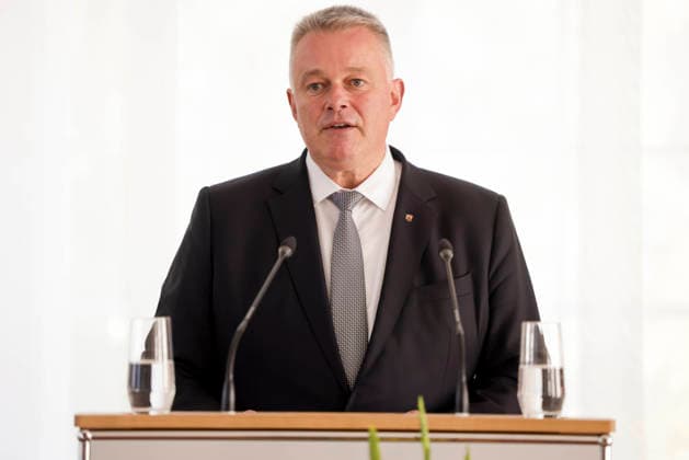 Ministerpräsident Gordon Schnieder am Rednerpult anlässlich einer Feierstunde zur Verleihung von berufsbezogener Titel in der Staatskanzlei Rheinland-Pfalz 11.08.26 *** Prime Minister Gordon Schnieder at the lectern during a ceremony to confer professional titles at the State Chancellery of Rhineland-Palatinate, August 26, 2011