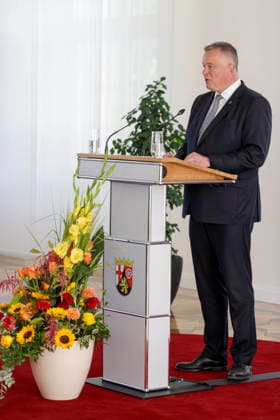 Ministerpräsident Gordon Schnieder am Rednerpult anlässlich einer Feierstunde zur Verleihung von berufsbezogener Titel in der Staatskanzlei Rheinland-Pfalz 11.08.26 *** Prime Minister Gordon Schnieder at the lectern during a ceremony to confer professional titles at the State Chancellery of Rhineland-Palatinate, August 26, 2011