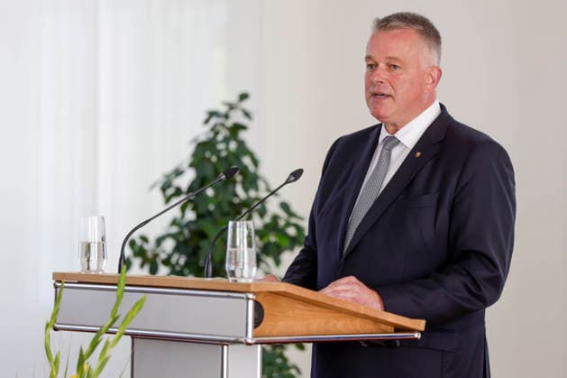 Ministerpräsident Gordon Schnieder am Rednerpult anlässlich einer Feierstunde zur Verleihung von berufsbezogener Titel in der Staatskanzlei Rheinland-Pfalz 11.08.26 *** Prime Minister Gordon Schnieder at the lectern during a ceremony to confer professional titles at the State Chancellery of Rhineland-Palatinate, August 26, 2011