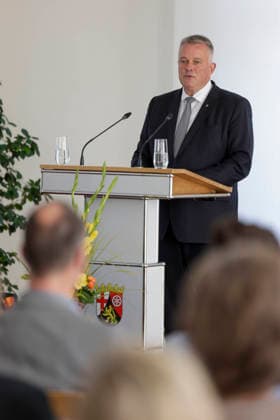Ministerpräsident Gordon Schnieder am Rednerpult anlässlich einer Feierstunde zur Verleihung von berufsbezogener Titel in der Staatskanzlei Rheinland-Pfalz 11.08.26 *** Prime Minister Gordon Schnieder at the lectern during a ceremony to confer professional titles at the State Chancellery of Rhineland-Palatinate, August 26, 2011