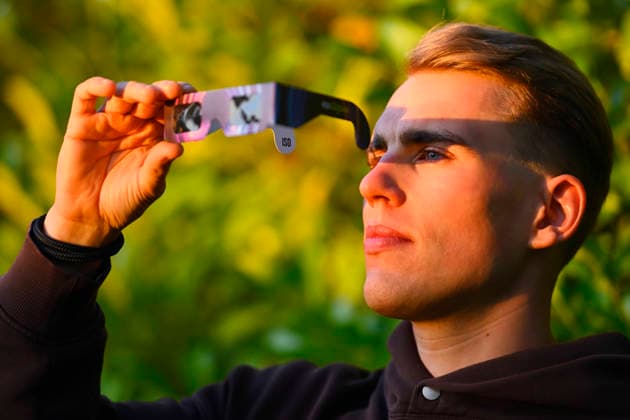 Junger Mann mit Schutzbrille für die Sonnenfinsternis in Hamburg, Deutschland Hamburg Hamburg Deutschland ** NUR FÜR REDAKTIONELLE ZWECKE ** EDITORIAL USE ONLY ** *** Young man wearing protective glasses for the solar eclipse in Hamburg, Germany Hamburg Hamburg Germany ** FOR EDITORIAL PURPOSES ONLY ** EDITORIAL USE ONLY **