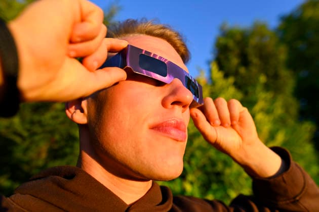 Junger Mann mit Schutzbrille für die Sonnenfinsternis in Hamburg, Deutschland Hamburg Hamburg Deutschland ** NUR FÜR REDAKTIONELLE ZWECKE ** EDITORIAL USE ONLY ** *** Young man wearing protective glasses for the solar eclipse in Hamburg, Germany Hamburg Hamburg Germany ** FOR EDITORIAL PURPOSES ONLY ** EDITORIAL USE ONLY **