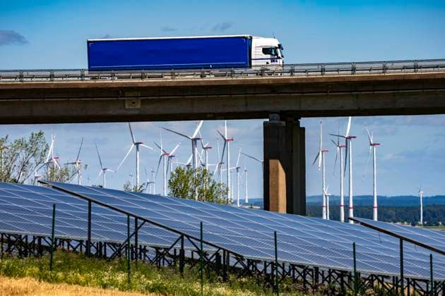 Autobahn A44, Talbrücke Ottensgrund östlich vom Autobahnkreuz Wünnenberg-Haaren, beim Ortsteil Haaren, Solarpark, Photovoltaik Park, Windparks zwischen Paderborn und Lichtenau, LKW Verkehr, NRW, Deutschland, Windpark Autobahn