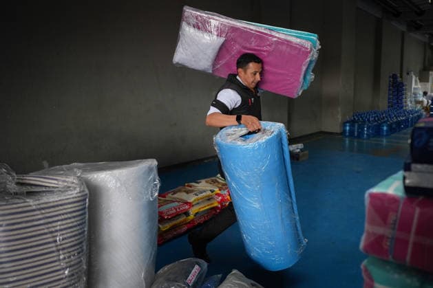 Colombians deliver donations for earthquake victims in Bogota BOGOTA, COLOMBIA – AUGUST 11, 2026: A man carries sleeping mats at a collection center operated by the Colombian Red Cross in Bogota, Colombia, on August 11, 2026. The donations will be sent to communities affected by the earthquake that struck Colombia on August 10, causing damage and affecting several cities across the country. Andres Acero Anadolu Bogota Colombia. Editorial use only. Please get in touch for any other usage.  Copyright: x2026xAnadoluxAndresxAcerox