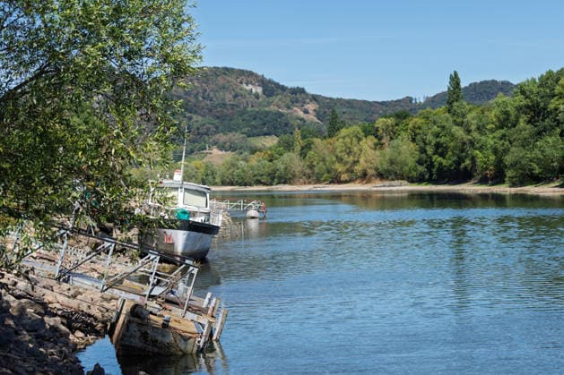 Niedrigwasser am Rhein: Boote im trockenen Nebenarm bei Insel Nonnenwerth aufgesessen Niedrigwasser am Rhein: Bei einem Pegelstand von -3 cm am Pegel Oberwinter und 70 cm am Pegel Bonn neue Tiefstwerte liegt der Rheinarm (Nebenarm) bei der Insel Nonnenwerth größtenteils trocken. Dort liegende Boote sind auf dem ausgetrockneten Flussbett aufgesessen. Am Rhein werden weiterhin neue Negativrekorde unterboten. Remagen Rolandswerth Rheinland-Pfalz Deutschland *** Low Water Levels on the Rhine: Boats Stranded in a Dry Side Channel Near Nonnenwerth Island Low Water Levels on the Rhine: With water levels at 3 cm at the Oberwinter gauge and 70 cm at the Bonn gauge—new record lows—the side channel of the Rhine near Nonnenwerth Island is lar Copyright: xMarcxJohnx