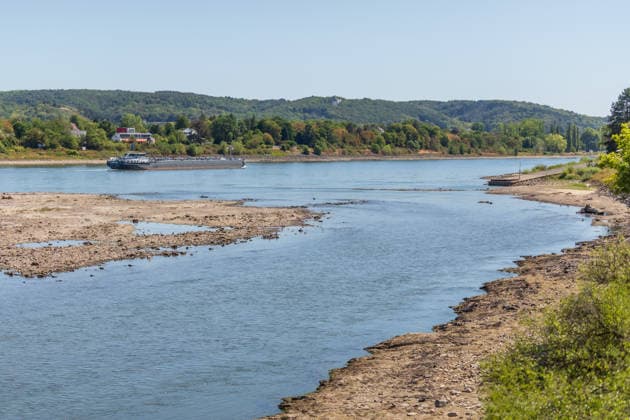 Niedrigwasser am Rhein: Boote im trockenen Nebenarm bei Insel Nonnenwerth aufgesessen Niedrigwasser am Rhein: Bei einem Pegelstand von -3 cm am Pegel Oberwinter und 70 cm am Pegel Bonn neue Tiefstwerte liegt der Rheinarm (Nebenarm) bei der Insel Nonnenwerth größtenteils trocken. Dort liegende Boote sind auf dem ausgetrockneten Flussbett aufgesessen. Am Rhein werden weiterhin neue Negativrekorde unterboten. Remagen Rolandswerth Rheinland-Pfalz Deutschland *** Low Water Levels on the Rhine: Boats Stranded in a Dry Side Channel Near Nonnenwerth Island Low Water Levels on the Rhine: With water levels at 3 cm at the Oberwinter gauge and 70 cm at the Bonn gauge—new record lows—the side channel of the Rhine near Nonnenwerth Island is lar Copyright: xMarcxJohnx