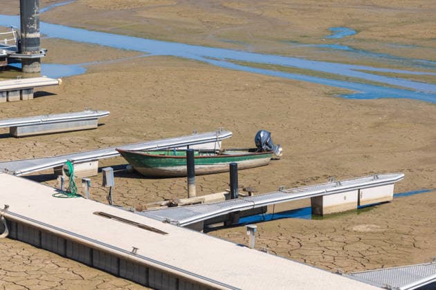 Niedrigwasser am Rhein: Yachthafen Oberwinter teilweise trockengefallen - 11.08.2026. Niedrigwasser am Rhein: Bei einem Pegelstand von -3 cm am Pegel Oberwinter und 70 cm am Pegel Bonn neue Tiefstwerte sind Teile des Yachthafens Oberwinter trockengefallen. Mehrere Boote liegen im Trockenen, eine Zufahrt in den Hafenbereich ist derzeit nicht mehr möglich. Am Rhein werden weiterhin neue Negativrekorde unterboten. Remagen Oberwinter Rheinland-Pfalz Deutschland *** Low Water on the Rhine: Oberwinter Marina Partially Exposed 08 11 2026 Low Water on the Rhine: With water levels at 3 cm at the Oberwinter gauge and 70 cm at the Bonn gauge—new record lows—parts of the Oberwinter marina have been exposed Several boats are stranded on dry lan Copyright: xMarcxJohnx