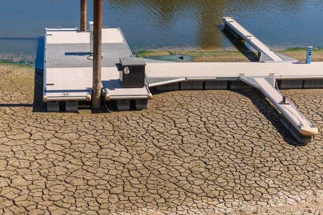 Niedrigwasser am Rhein: Yachthafen Oberwinter teilweise trockengefallen - 11.08.2026. Niedrigwasser am Rhein: Bei einem Pegelstand von -3 cm am Pegel Oberwinter und 70 cm am Pegel Bonn neue Tiefstwerte sind Teile des Yachthafens Oberwinter trockengefallen. Mehrere Boote liegen im Trockenen, eine Zufahrt in den Hafenbereich ist derzeit nicht mehr möglich. Am Rhein werden weiterhin neue Negativrekorde unterboten. Remagen Oberwinter Rheinland-Pfalz Deutschland *** Low Water on the Rhine: Oberwinter Marina Partially Exposed 08 11 2026 Low Water on the Rhine: With water levels at 3 cm at the Oberwinter gauge and 70 cm at the Bonn gauge—new record lows—parts of the Oberwinter marina have been exposed Several boats are stranded on dry lan Copyright: xMarcxJohnx