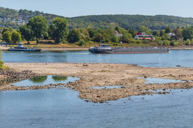 Niedrigwasser am Rhein: Boote im trockenen Nebenarm bei Insel Nonnenwerth aufgesessen Niedrigwasser am Rhein: Bei einem Pegelstand von -3 cm am Pegel Oberwinter und 70 cm am Pegel Bonn neue Tiefstwerte liegt der Rheinarm (Nebenarm) bei der Insel Nonnenwerth größtenteils trocken. Dort liegende Boote sind auf dem ausgetrockneten Flussbett aufgesessen. Am Rhein werden weiterhin neue Negativrekorde unterboten. Remagen Rolandswerth Rheinland-Pfalz Deutschland *** Low Water Levels on the Rhine: Boats Stranded in a Dry Side Channel Near Nonnenwerth Island Low Water Levels on the Rhine: With water levels at 3 cm at the Oberwinter gauge and 70 cm at the Bonn gauge—new record lows—the side channel of the Rhine near Nonnenwerth Island is lar Copyright: xMarcxJohnx