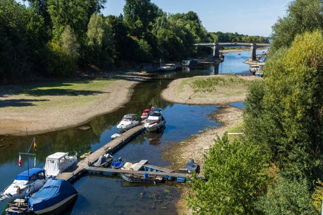 Niedrigwasser am Rhein: Aalschokker Aranka im trockengefallenen Nebenarm bei Insel Grafenwerth - 11.08.26. Niedrigwasser am Rhein: Bei einem Pegelstand von -3 cm am Pegel Oberwinter und 70 cm am Pegel Bonn neue Tiefstwerte liegt der Nebenarm an der Nordspitze der Insel Grafenwerth in Bad Honnef weitgehend trocken. Boote und Hausboote liegen auf dem Trockenen, im Hintergrund die Grafenwerther Brücke. Die Rheinschifffahrt ist weiterhin stark eingeschränkt. Bad Honnef Insel Grafenwerth Nordrhein-Westfalen Deutschland *** Low Water on the Rhine: The Aalschokker Aranka in the dried-up side channel near Grafenwerth Island, August 11, 2026. Low Water on the Rhine: With water levels at 3 cm at the Oberwinter gauge and 70 cm at the Bonn g Copyright: xMarcxJohnx