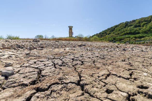 Niedrigwasser am Rhein: Yachthafen Oberwinter teilweise trockengefallen - 11.08.2026. Niedrigwasser am Rhein: Bei einem Pegelstand von -3 cm am Pegel Oberwinter und 70 cm am Pegel Bonn neue Tiefstwerte sind Teile des Yachthafens Oberwinter trockengefallen. Mehrere Boote liegen im Trockenen, eine Zufahrt in den Hafenbereich ist derzeit nicht mehr möglich. Am Rhein werden weiterhin neue Negativrekorde unterboten. Remagen Oberwinter Rheinland-Pfalz Deutschland *** Low Water on the Rhine: Oberwinter Marina Partially Exposed 08 11 2026 Low Water on the Rhine: With water levels at 3 cm at the Oberwinter gauge and 70 cm at the Bonn gauge—new record lows—parts of the Oberwinter marina have been exposed Several boats are stranded on dry lan Copyright: xMarcxJohnx