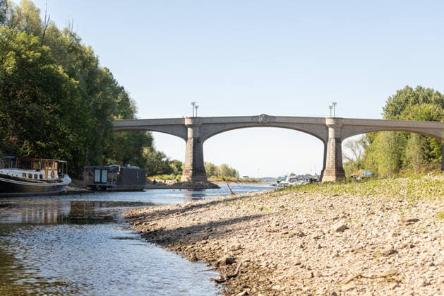 Niedrigwasser am Rhein: Aalschokker Aranka im trockengefallenen Nebenarm bei Insel Grafenwerth - 11.08.26. Niedrigwasser am Rhein: Bei einem Pegelstand von -3 cm am Pegel Oberwinter und 70 cm am Pegel Bonn neue Tiefstwerte liegt der Nebenarm an der Nordspitze der Insel Grafenwerth in Bad Honnef weitgehend trocken. Boote und Hausboote liegen auf dem Trockenen, im Hintergrund die Grafenwerther Brücke. Die Rheinschifffahrt ist weiterhin stark eingeschränkt. Bad Honnef Insel Grafenwerth Nordrhein-Westfalen Deutschland *** Low Water on the Rhine: The Aalschokker Aranka in the dried-up side channel near Grafenwerth Island, August 11, 2026. Low Water on the Rhine: With water levels at 3 cm at the Oberwinter gauge and 70 cm at the Bonn g Copyright: xMarcxJohnx