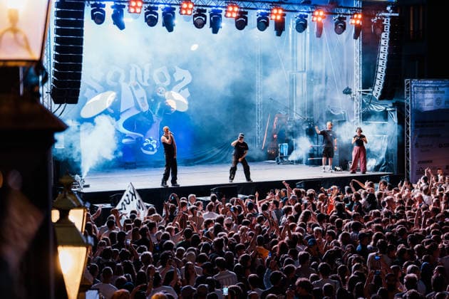 Deutschland Aachen: Programm zur Reit - WM, Weltmeisterschaft, FEI, WM Special in der Altstadt, Konzerte, Riesenrad, Markt, Katschhof, CHIO, Sonos Clip, Tausende Besucher, Fans, Menschenmasse *** Germany, Aachen: Program for the World Equestrian Championships, World Championships, FEI, World Championships Special in the Old Town, concerts, Ferris wheel, market, Katschhof, CHIO, Sonos Clip, thousands of visitors, fans, crowds Copyright: xThiemoxRudolphx