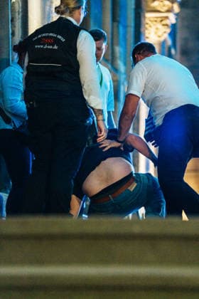 Deutschland Aachen: Programm zur Reit - WM, Weltmeisterschaft, FEI, WM Special in der Altstadt, Konzerte, Riesenrad, Markt, Katschhof, Security überwältigt auf Rathaustreppe Unbekannten, der ein Banner aufhängen wollte, Sicherheit *** Germany, Aachen: Program for the World Equestrian Championships, World Championships, FEI, World Championships Special in the Old Town, concerts, Ferris wheel, market, Katschhof; Security personnel subdue an unknown man on the town hall steps who was trying to hang a banner; security Copyright: xThiemoxRudolphx