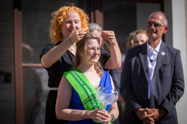 Wahl der neuen Sächsischen Weinkönigin. Die neuen Sächsischen Weinhoheiten für 2026 und 2027. Krönung von Weinprinzessinn Jessica Löffner zusammen mit den weiteren Weinhoheiten Jessica Löffner gelten sie als wichtige Botschafterinnen und Botschafter für Weinbau, Tourismus und Region. Sie vertreten Sachsen auf Weinfesten, Messen, touristischen Veranstaltungen und politischen Empfängen. Für die Winzerinnen und Winzer sind sie eine Unterstützung bei der Vermarktung, vermitteln Fachwissen und schaffen Aufmerksamkeit für die Leistungen der Betriebe. Gleichzeitig stärken sie den Tourismus, indem sie die Sächsische Weinstraße, kulturelle Angebote und die regionale Gastfreundschaft sichtbar machen vor Ort und online. Meis