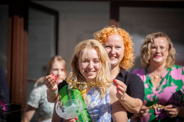 Wahl der neuen Sächsischen Weinkönigin. Die neuen Sächsischen Weinhoheiten für 2026 und 2027. Luise Puhlmann ist neue Sächsische Weinkönigin, zusammen mit den Weinprinzessinnen Josephine Sander und Jessica Löffner gelten sie als wichtige Botschafterinnen und Botschafter für Weinbau, Tourismus und Region. Sie vertreten Sachsen auf Weinfesten, Messen, touristischen Veranstaltungen und politischen Empfängen. Für die Winzerinnen und Winzer sind sie eine Unterstützung bei der Vermarktung, vermitteln Fachwissen und schaffen Aufmerksamkeit für die Leistungen der Betriebe. Gleichzeitig stärken sie den Tourismus, indem sie die Sächsische Weinstraße, kulturelle Angebote und die regionale Gastfreundschaft sichtbar machen vor Ort