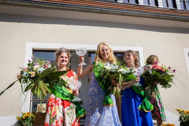 Wahl der neuen Sächsischen Weinkönigin. Die neuen Sächsischen Weinhoheiten für 2026 und 2027. Luise Puhlmann ist neue Sächsische Weinkönigin, zusammen mit den Weinprinzessinnen Josephine Sander und Jessica Löffner gelten sie als wichtige Botschafterinnen und Botschafter für Weinbau, Tourismus und Region. Sie vertreten Sachsen auf Weinfesten, Messen, touristischen Veranstaltungen und politischen Empfängen. Für die Winzerinnen und Winzer sind sie eine Unterstützung bei der Vermarktung, vermitteln Fachwissen und schaffen Aufmerksamkeit für die Leistungen der Betriebe. Gleichzeitig stärken sie den Tourismus, indem sie die Sächsische Weinstraße, kulturelle Angebote und die regionale Gastfreundschaft sichtbar machen vor Ort