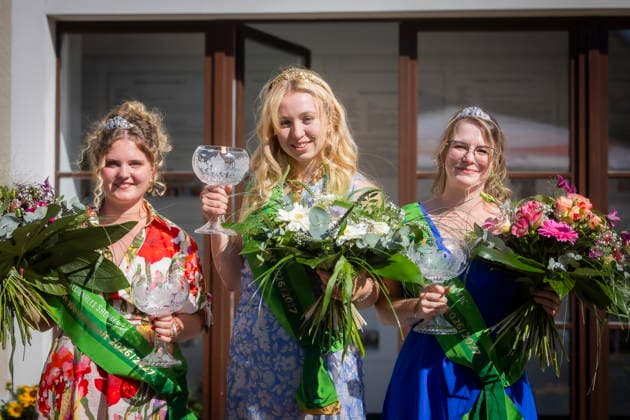 Wahl der neuen Sächsischen Weinkönigin. Die neuen Sächsischen Weinhoheiten für 2026 und 2027. Luise Puhlmann ist neue Sächsische Weinkönigin, zusammen mit den Weinprinzessinnen Josephine Sander und Jessica Löffner gelten sie als wichtige Botschafterinnen und Botschafter für Weinbau, Tourismus und Region. Sie vertreten Sachsen auf Weinfesten, Messen, touristischen Veranstaltungen und politischen Empfängen. Für die Winzerinnen und Winzer sind sie eine Unterstützung bei der Vermarktung, vermitteln Fachwissen und schaffen Aufmerksamkeit für die Leistungen der Betriebe. Gleichzeitig stärken sie den Tourismus, indem sie die Sächsische Weinstraße, kulturelle Angebote und die regionale Gastfreundschaft sichtbar machen vor Ort