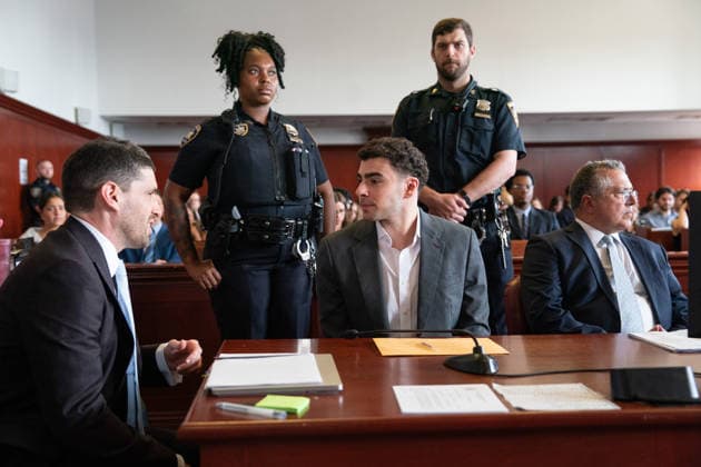US-NEWS-NYC-CEO-MURDER-TRIAL-2-NY Luigi Mangione talks to one of his lawyers in Manhattan Supreme Court Tuesday, Aug. 11, 2026, in Manhattan, New York. Mangione™s trial for the 2024 killing of UnitedHealthcare CEO Brian Thompson. (Barry Williams New York Daily News Pool TNS) Manhattan New York United States EDITORIAL USE ONLY Copyright: xx 181804648W BarryxWilliamsx krtphotoslive965917