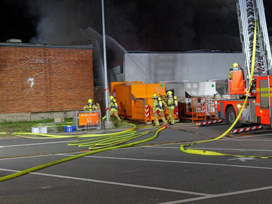 Lagerhallenbrand in Hannovers Südstadt Mehrere Angriffstruppos versuchen das benachbarte Gebäude zu schützen. *** Warehouse Fire in Hannover s Südstadt District; Several fire crews are working to protect the neighboring building Copyright: xBerndxGüntherx