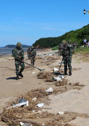 Operation to remove land mines washed away from N. Korea Operation to remove land mines washed away from N. Korea South Korean Marines engage in an operation to detect and remove land mines, believed to have been washed away by recent downpours in North Korea, at a bathing beach on Ganghwa Island off Incheon, west of Seoul, on Aug. 12, 2026. (Yonhap) 2026-08-12 13:50:21 < 1980-2026 YONHAPNEWS AGENCY. .> ÀÎo±¤¿ª½Ã EDITORIAL USE ONLY  Copyright: xx PYH2026081210680031500 YonhapxNewsx yonphotos255489
