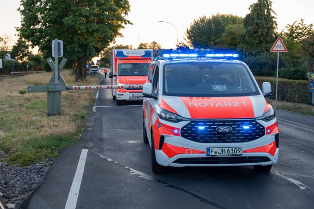 Unfall zwischen Bahn und PKW Am Abend des 11.08.2026 kam es in Reichelsheim zu einem Unfall zwischen einem PKW und einer Bahn der HLB. Hierbei prallte der Zug aus bislang ungeklärter Ursache gegen das Auto und schob dieses einige Meter auf den Gleisen entlang. Die Fahrerin wurde schwerstverletzt mit einem Rettungshubschrauber in ein Krankenhaus gebracht. Reichelsheim Hessen Deutschland *** Accident Involving a Train and a Car On the evening of August 11, 2026, an accident occurred in Reichelsheim involving a car and an HLB train. For reasons that remain unclear, the train collided with the car and pushed it several meters along the tracks. The driver was seriouslyand was taken to a hospital by rescue helicopter. Reichelsheim, Hesse, Germa