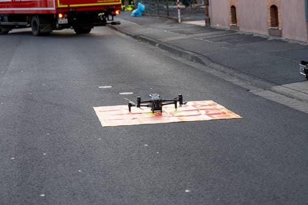 Unfall zwischen Bahn und PKW Am Abend des 11.08.2026 kam es in Reichelsheim zu einem Unfall zwischen einem PKW und einer Bahn der HLB. Hierbei prallte der Zug aus bislang ungeklärter Ursache gegen das Auto und schob dieses einige Meter auf den Gleisen entlang. Die Fahrerin wurde schwerstverletzt mit einem Rettungshubschrauber in ein Krankenhaus gebracht. Reichelsheim Hessen Deutschland *** Accident Involving a Train and a Car On the evening of August 11, 2026, an accident occurred in Reichelsheim involving a car and an HLB train. For reasons that remain unclear, the train collided with the car and pushed it several meters along the tracks. The driver was seriouslyand was taken to a hospital by rescue helicopter. Reichelsheim, Hesse, Germa