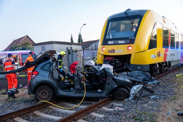 Unfall zwischen Bahn und PKW Am Abend des 11.08.2026 kam es in Reichelsheim zu einem Unfall zwischen einem PKW und einer Bahn der HLB. Hierbei prallte der Zug aus bislang ungeklärter Ursache gegen das Auto und schob dieses einige Meter auf den Gleisen entlang. Die Fahrerin wurde schwerstverletzt mit einem Rettungshubschrauber in ein Krankenhaus gebracht. Reichelsheim Hessen Deutschland *** Accident Involving a Train and a Car On the evening of August 11, 2026, an accident occurred in Reichelsheim involving a car and an HLB train. For reasons that remain unclear, the train collided with the car and pushed it several meters along the tracks. The driver was seriouslyand was taken to a hospital by rescue helicopter. Reichelsheim, Hesse, Germa