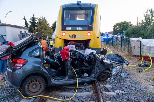Unfall zwischen Bahn und PKW Am Abend des 11.08.2026 kam es in Reichelsheim zu einem Unfall zwischen einem PKW und einer Bahn der HLB. Hierbei prallte der Zug aus bislang ungeklärter Ursache gegen das Auto und schob dieses einige Meter auf den Gleisen entlang. Die Fahrerin wurde schwerstverletzt mit einem Rettungshubschrauber in ein Krankenhaus gebracht. Reichelsheim Hessen Deutschland *** Accident Involving a Train and a Car On the evening of August 11, 2026, an accident occurred in Reichelsheim involving a car and an HLB train. For reasons that remain unclear, the train collided with the car and pushed it several meters along the tracks. The driver was seriouslyand was taken to a hospital by rescue helicopter. Reichelsheim, Hesse, Germa