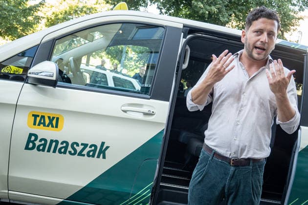 Felix Banaszak, Bundesvorsitzender BÜNDNIS 90 DIE GRÜNEN, startet zu seiner Sommertour 2026 unter dem Motto Taxi Banaszak;Taxi Banaszak Sommertour von Felix Banaszak startet in Berlin, Berlin Berlin Deutschland Parteizentrale *** Felix Banaszak, Federal Chair of BÜNDNIS 90 THE GREENS, kicks off his 2026 summer tour under the slogan Taxi Banaszak. Felix Banaszak’s Taxi Banaszak summer tour begins in Berlin, Berlin, Berlin, Germany, at the party headquarters.