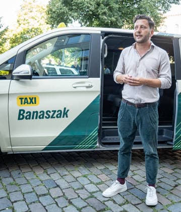 Felix Banaszak, Bundesvorsitzender BÜNDNIS 90 DIE GRÜNEN, startet zu seiner Sommertour 2026 unter dem Motto Taxi Banaszak;Taxi Banaszak Sommertour von Felix Banaszak startet in Berlin, Berlin Berlin Deutschland Parteizentrale *** Felix Banaszak, Federal Chair of BÜNDNIS 90 THE GREENS, kicks off his 2026 summer tour under the slogan Taxi Banaszak. Felix Banaszak’s Taxi Banaszak summer tour begins in Berlin, Berlin, Berlin, Germany, at the party headquarters.