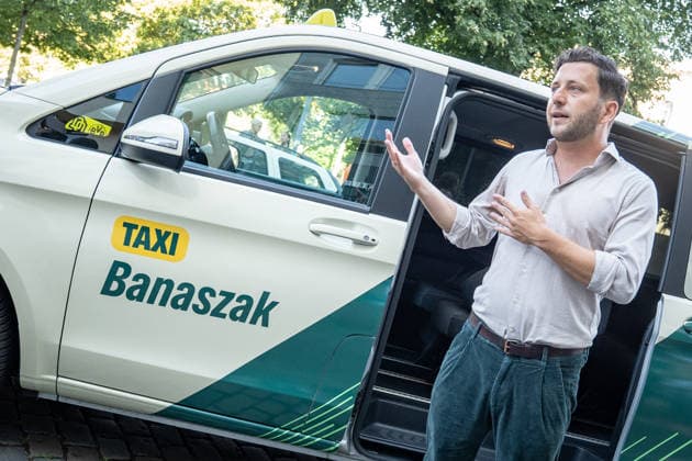 Felix Banaszak, Bundesvorsitzender BÜNDNIS 90 DIE GRÜNEN, startet zu seiner Sommertour 2026 unter dem Motto Taxi Banaszak;Taxi Banaszak Sommertour von Felix Banaszak startet in Berlin, Berlin Berlin Deutschland Parteizentrale *** Felix Banaszak, Federal Chair of BÜNDNIS 90 THE GREENS, kicks off his 2026 summer tour under the slogan Taxi Banaszak. Felix Banaszak’s Taxi Banaszak summer tour begins in Berlin, Berlin, Berlin, Germany, at the party headquarters.