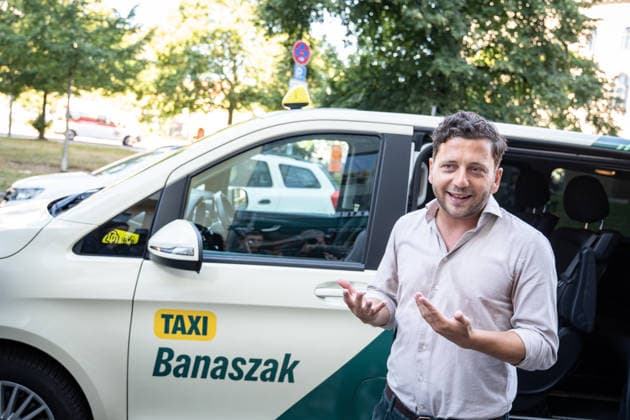 Felix Banaszak, Bundesvorsitzender BÜNDNIS 90 DIE GRÜNEN, startet zu seiner Sommertour 2026 unter dem Motto Taxi Banaszak;Taxi Banaszak Sommertour von Felix Banaszak startet in Berlin, Berlin Berlin Deutschland Parteizentrale *** Felix Banaszak, Federal Chair of BÜNDNIS 90 THE GREENS, kicks off his 2026 summer tour under the slogan Taxi Banaszak. Felix Banaszak’s Taxi Banaszak summer tour begins in Berlin, Berlin, Berlin, Germany, at the party headquarters.