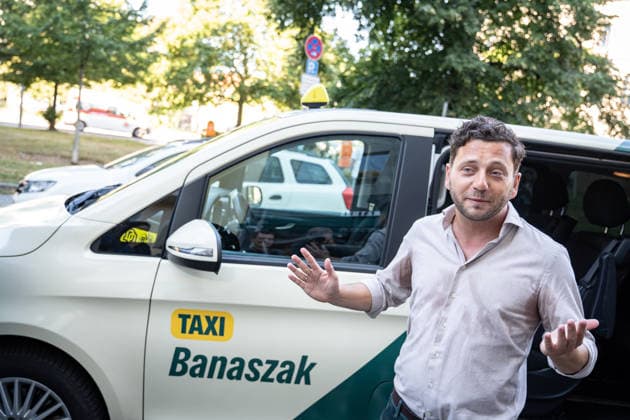 Felix Banaszak, Bundesvorsitzender BÜNDNIS 90 DIE GRÜNEN, startet zu seiner Sommertour 2026 unter dem Motto Taxi Banaszak;Taxi Banaszak Sommertour von Felix Banaszak startet in Berlin, Berlin Berlin Deutschland Parteizentrale *** Felix Banaszak, Federal Chair of BÜNDNIS 90 THE GREENS, kicks off his 2026 summer tour under the slogan Taxi Banaszak. Felix Banaszak’s Taxi Banaszak summer tour begins in Berlin, Berlin, Berlin, Germany, at the party headquarters.