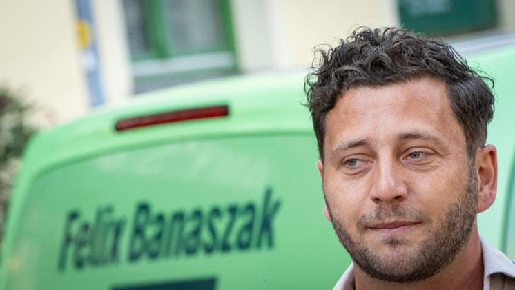 Felix Banaszak, Bundesvorsitzender BÜNDNIS 90 DIE GRÜNEN, startet zu seiner Sommertour 2026 unter dem Motto Taxi Banaszak;Taxi Banaszak Sommertour von Felix Banaszak startet in Berlin, Berlin Berlin Deutschland Parteizentrale *** Felix Banaszak, Federal Chair of BÜNDNIS 90 THE GREENS, kicks off his 2026 summer tour under the slogan Taxi Banaszak. Felix Banaszak’s Taxi Banaszak summer tour begins in Berlin, Berlin, Berlin, Germany, at the party headquarters.