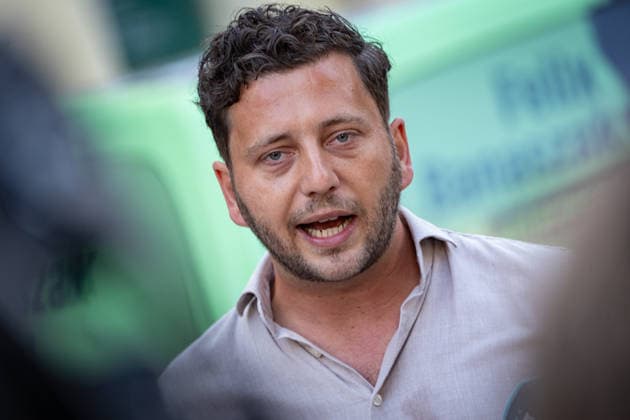 Felix Banaszak, Bundesvorsitzender BÜNDNIS 90 DIE GRÜNEN, startet zu seiner Sommertour 2026 unter dem Motto Taxi Banaszak;Taxi Banaszak Sommertour von Felix Banaszak startet in Berlin, Berlin Berlin Deutschland Parteizentrale *** Felix Banaszak, Federal Chair of BÜNDNIS 90 THE GREENS, kicks off his 2026 summer tour under the slogan Taxi Banaszak. Felix Banaszak’s Taxi Banaszak summer tour begins in Berlin, Berlin, Berlin, Germany, at the party headquarters.