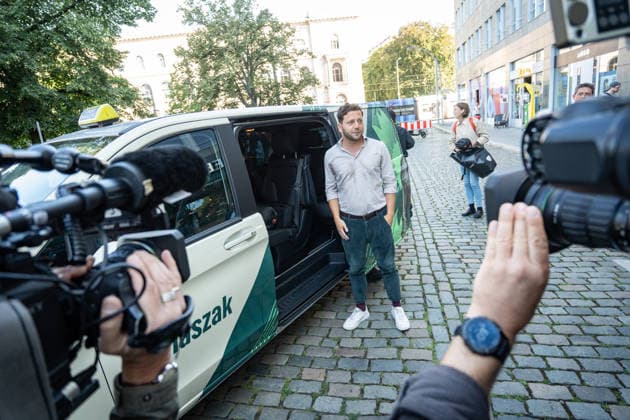 Felix Banaszak, Bundesvorsitzender BÜNDNIS 90 DIE GRÜNEN, startet zu seiner Sommertour 2026 unter dem Motto Taxi Banaszak;Taxi Banaszak Sommertour von Felix Banaszak startet in Berlin, Berlin Berlin Deutschland Parteizentrale *** Felix Banaszak, Federal Chair of BÜNDNIS 90 THE GREENS, kicks off his 2026 summer tour under the slogan Taxi Banaszak. Felix Banaszak’s Taxi Banaszak summer tour begins in Berlin, Berlin, Berlin, Germany, at the party headquarters.
