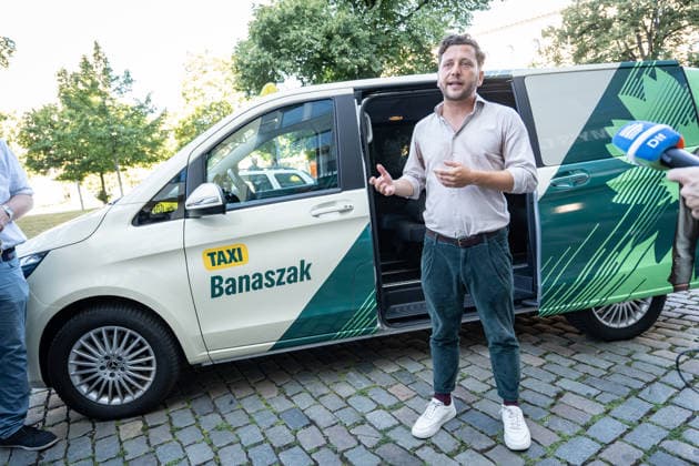 Felix Banaszak, Bundesvorsitzender BÜNDNIS 90 DIE GRÜNEN, startet zu seiner Sommertour 2026 unter dem Motto Taxi Banaszak;Taxi Banaszak Sommertour von Felix Banaszak startet in Berlin, Berlin Berlin Deutschland Parteizentrale *** Felix Banaszak, Federal Chair of BÜNDNIS 90 THE GREENS, kicks off his 2026 summer tour under the slogan Taxi Banaszak. Felix Banaszak’s Taxi Banaszak summer tour begins in Berlin, Berlin, Berlin, Germany, at the party headquarters.