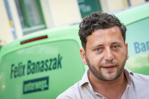 Felix Banaszak, Bundesvorsitzender BÜNDNIS 90 DIE GRÜNEN, startet zu seiner Sommertour 2026 unter dem Motto Taxi Banaszak;Taxi Banaszak Sommertour von Felix Banaszak startet in Berlin, Berlin Berlin Deutschland Parteizentrale *** Felix Banaszak, Federal Chair of BÜNDNIS 90 THE GREENS, kicks off his 2026 summer tour under the slogan Taxi Banaszak. Felix Banaszak’s Taxi Banaszak summer tour begins in Berlin, Berlin, Berlin, Germany, at the party headquarters.