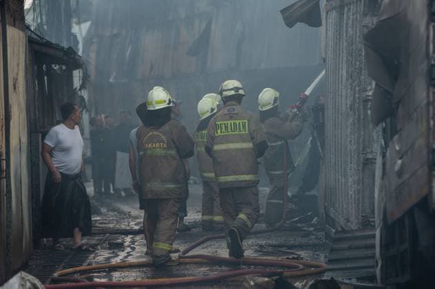 Firefighters battle factory blaze in East Jakarta JAKARTA, INDONESIA AUGUST 12, 2026: Firefighters extinguishing fires at a frame factory in Duren Sawit, East Jakarta, on August 12, 2026. A total of 22 fire units from Jakarta and Bekasi were deployed to put out the blaze. Jakarta Indonesia Copyright: x xGabrixPerboirexWilhelminhoxRinggixSenggax xJNAxPressx