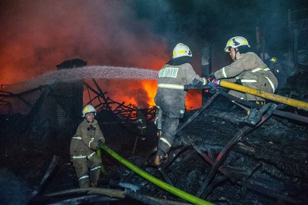 Firefighters battle factory blaze in East Jakarta JAKARTA, INDONESIA AUGUST 12, 2026: Firefighters extinguishing fires at a frame factory in Duren Sawit, East Jakarta, on August 12, 2026. A total of 22 fire units from Jakarta and Bekasi were deployed to put out the blaze. Jakarta Indonesia Copyright: x xGabrixPerboirexWilhelminhoxRinggixSenggax xJNAxPressx