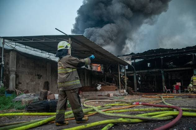 Firefighters battle factory blaze in East Jakarta JAKARTA, INDONESIA AUGUST 12, 2026: Firefighters extinguishing fires at a frame factory in Duren Sawit, East Jakarta, on August 12, 2026. A total of 22 fire units from Jakarta and Bekasi were deployed to put out the blaze. Jakarta Indonesia Copyright: x xGabrixPerboirexWilhelminhoxRinggixSenggax xJNAxPressx