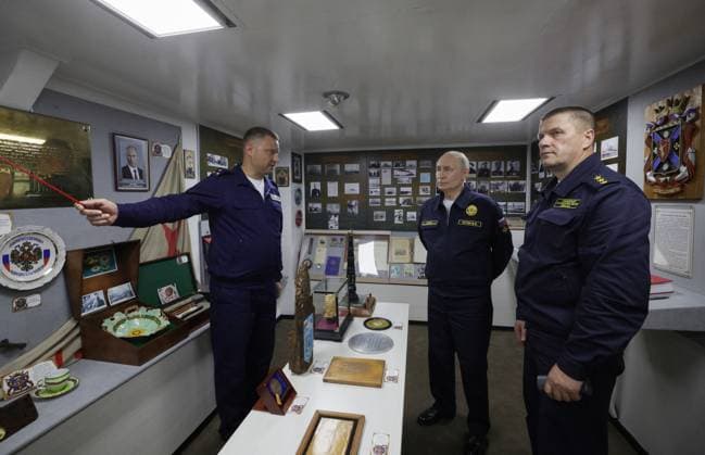 Russia Putin Far Eastern Federal District 9220823 12.08.2026 Russian President Vladimir Putin, accompanied by Pacific Fleet Commander-in-Chief Admiral Viktor Liina, visits the Guards missile cruiser Varyag during the final stage of the Pacific Fleet s exercises off the coast of Sakhalin region, Russia. Gavriil Grigorov Sputnik Sakhalin Region Russia  Copyright: xGavriilxGrigorovx