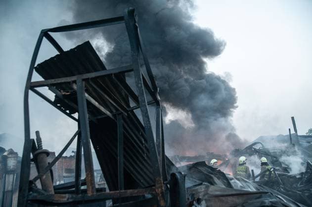 Firefighters battle factory blaze in East Jakarta JAKARTA, INDONESIA AUGUST 12, 2026: Firefighters extinguishing fires at a frame factory in Duren Sawit, East Jakarta, on August 12, 2026. A total of 22 fire units from Jakarta and Bekasi were deployed to put out the blaze. Jakarta Indonesia Copyright: x xGabrixPerboirexWilhelminhoxRinggixSenggax xJNAxPressx