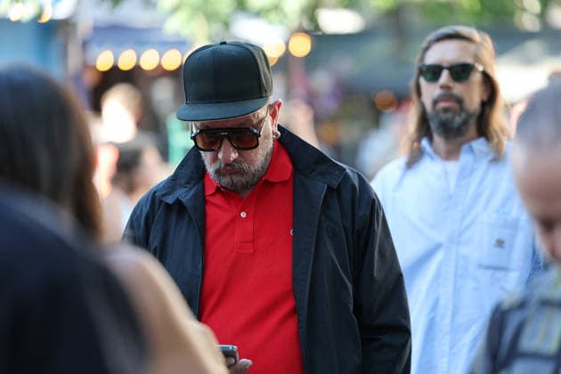 French DJ Kavinsky Funeral in Montmartre - Paris Pedro Winter and guest arriving to the funeral ceremony for French DJ Vincent Belorgey, better known by his stage name Kavinsky at Saint-Pierre-de-Montmartre Church, perched atop Montmartre hill in the 18th arrondissement of Paris, France on August 12, 2026. Photo by Raphael Lafargue ABACAPRESS.COM Paris Ile-de-France France  Copyright: xLafarguexRaphael ABACAx