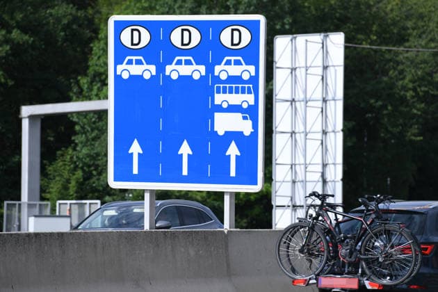 Grenzkontrollen an der deutsch-österreichischen Grenze am 11.08.2026 am Grenzübergang Walserberg Grenzkontrollen der Bayerischen Bereitschaftspolizei und Bundespolizei am 11.08.2026 an der deutsch-österreichischen Grenze am Grenzübergang Walserberg. *** Border checks at the German-Austrian border on August 11, 2026, at the Walserberg border crossing; border checks conducted by the Bavarian Riot Police and the Federal Police on August 11, 2026, at the German-Austrian border at the Walserberg border crossing xRx