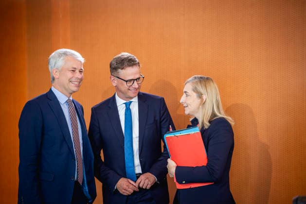 (L-R) Steffen Bilger (CDU), Bundesminister fuer Verkehr, Carsten Linnemann (CDU), Bundesminister fuer Gesundheit, und Nina Warken (CDU), Chefin des Bundeskanzleramtes, aufgenommen im Rahmen einer Kabinettssitzung in Berlin, 12.08.2026. Berlin Deutschland *** L R Steffen Bilger (CDU), Federal Minister of Transportation; Carsten Linnemann (CDU), Federal Minister of Health; and Nina Warken (CDU), Head of the Federal Chancellery, photographed during a cabinet meeting in Berlin, August 12, 2026, Berlin, Germany Copyright: xJulianexSonntagx