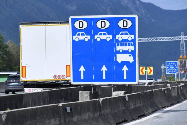Grenzkontrollen an der deutsch-österreichischen Grenze am 11.08.2026 am Grenzübergang Walserberg Grenzkontrollen der Bayerischen Bereitschaftspolizei und Bundespolizei am 11.08.2026 an der deutsch-österreichischen Grenze am Grenzübergang Walserberg. *** Border checks at the German-Austrian border on August 11, 2026, at the Walserberg border crossing; border checks conducted by the Bavarian Riot Police and the Federal Police on August 11, 2026, at the German-Austrian border at the Walserberg border crossing xRx
