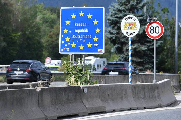 Grenzkontrollen an der deutsch-österreichischen Grenze am 11.08.2026 am Grenzübergang Walserberg Grenzkontrollen der Bayerischen Bereitschaftspolizei und Bundespolizei am 11.08.2026 an der deutsch-österreichischen Grenze am Grenzübergang Walserberg. *** Border checks at the German-Austrian border on August 11, 2026, at the Walserberg border crossing; border checks conducted by the Bavarian Riot Police and the Federal Police on August 11, 2026, at the German-Austrian border at the Walserberg border crossing xRx